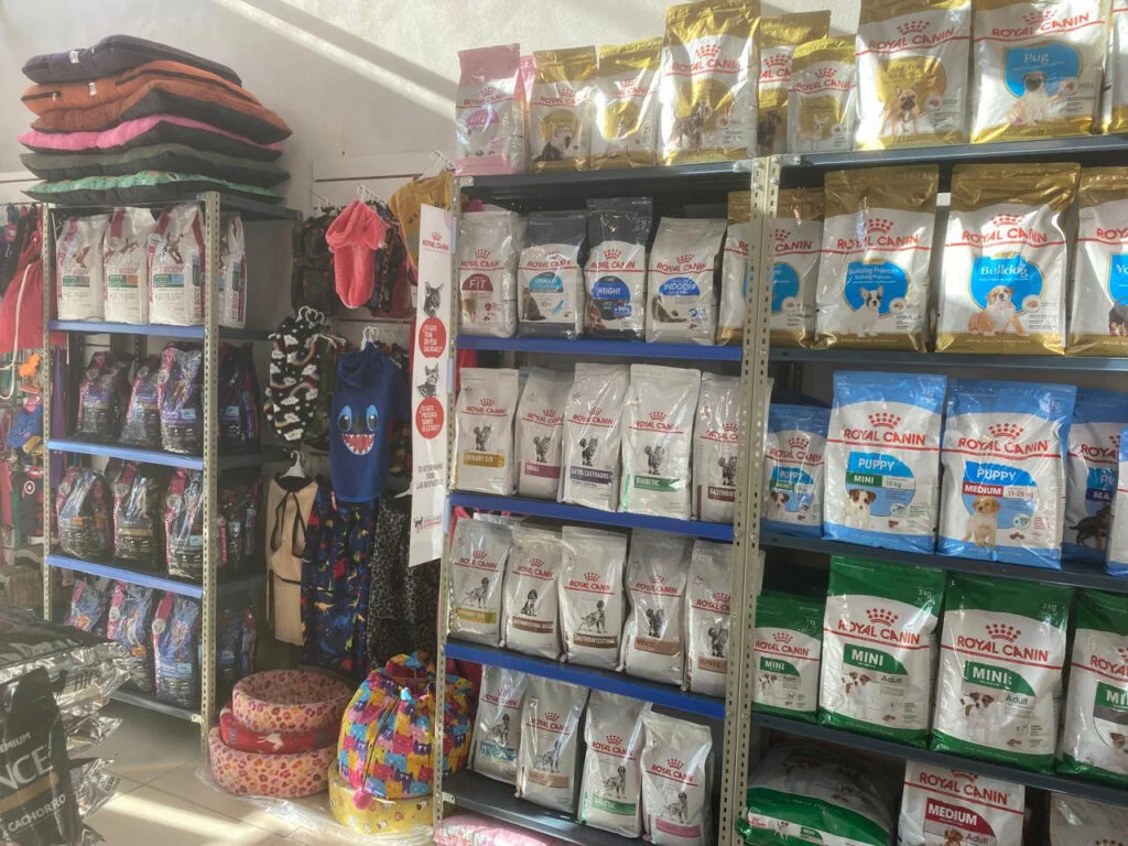 Interior de la tienda Patitas Benavidez