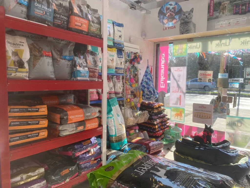 Alimentos y accesorios exhibidos en Patitas Benavidez